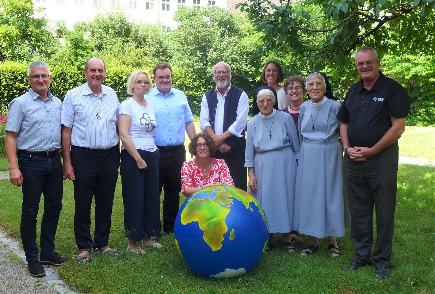 Zum Gruppenfoto stellten sich die Heimat-Urlauber-Missionare während des Treffens in der Ulrichswoche auf. Von links: Anton Stegmair, Pfarrer Hubert Mößmer (Kenia), Anita Frischko, Dr. Peter Frasch, Inge Abt, Pfr. Peter Brummer, Sr. Hiltraud Goppert (Mosambik), Mirjam Jäger, Andrea Decke, Sr. Avila Goppert (Mosambik), Pfarrer Anton Mahl (Kenia). Nicht im Bild: Johannes Müller