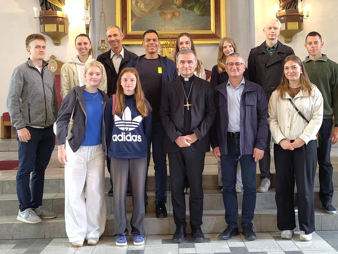 Bischof Jourdan mit Jugendlichen aus Augsburg und Anton Stegmair (vorne, 2 von rechts) und Pfarrer Siegbert Schindele (hinten, 3. von links)
