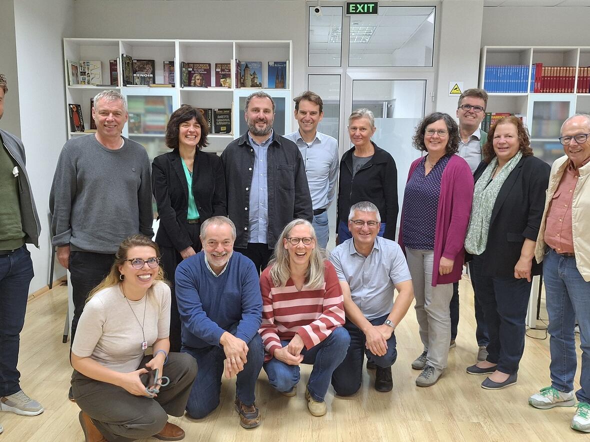 Zwei engagierte Menschenrechtsaktivisten traf die Gruppe in der katholischen Universität in Tbilisi. Mit dabei Angelika Maucher (vierte von rechts) und Anton Stegmair (kniend, 1. von rechts)