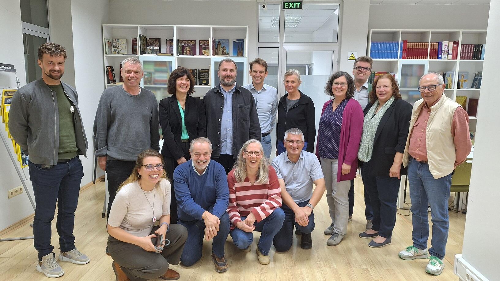 Zwei engagierte Menschenrechtsaktivisten traf die Gruppe in der katholischen Universität in Tbilisi. Mit dabei Angelika Maucher (vierte von rechts) und Anton Stegmair (kniend, 1. von rechts)
