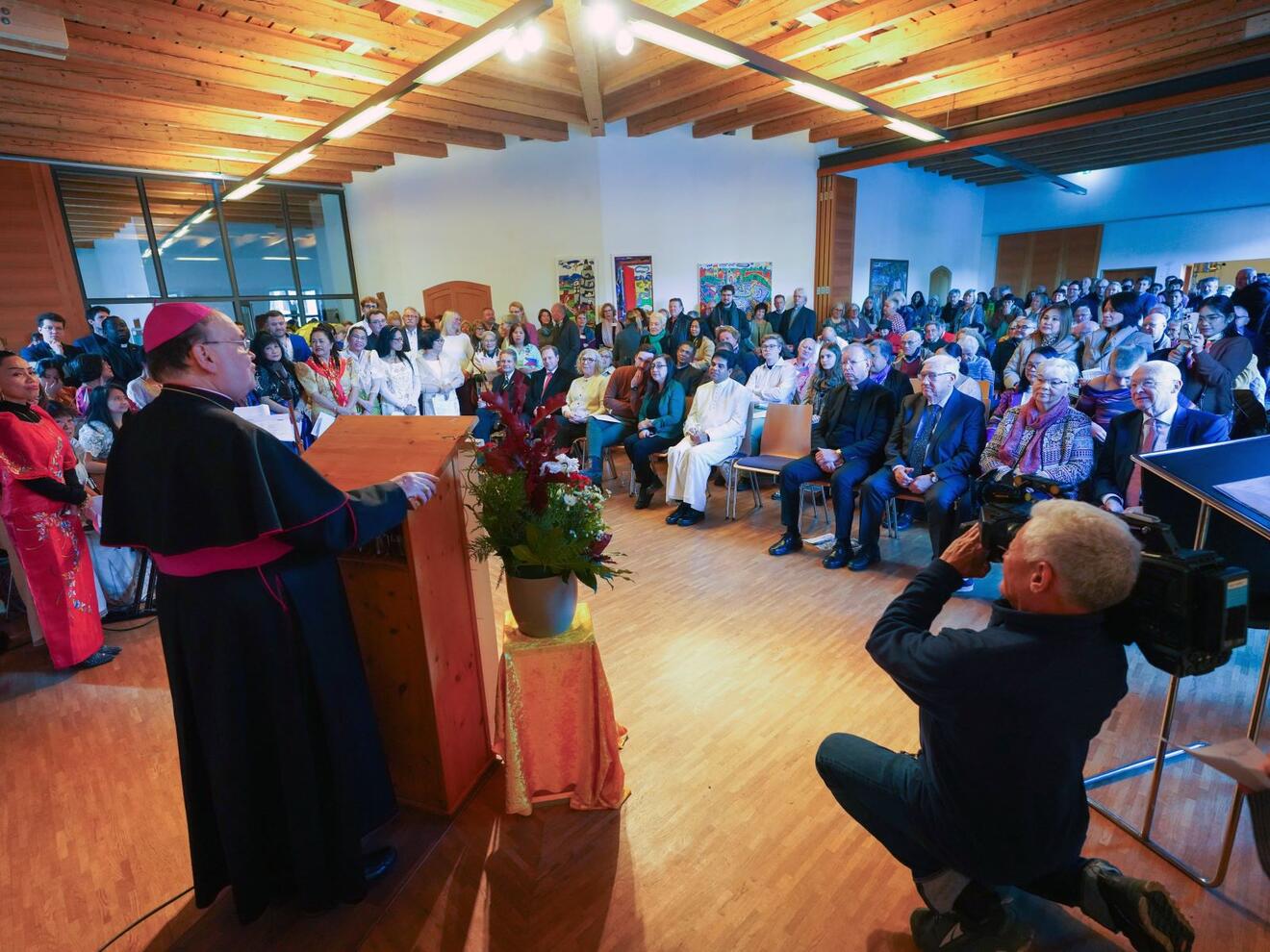 Auch beim anschließenden Festakt nahmen zahlreiche Gläubige aus Memmingen und Umgebung teil (Foto: Fritz Stark / missio München)