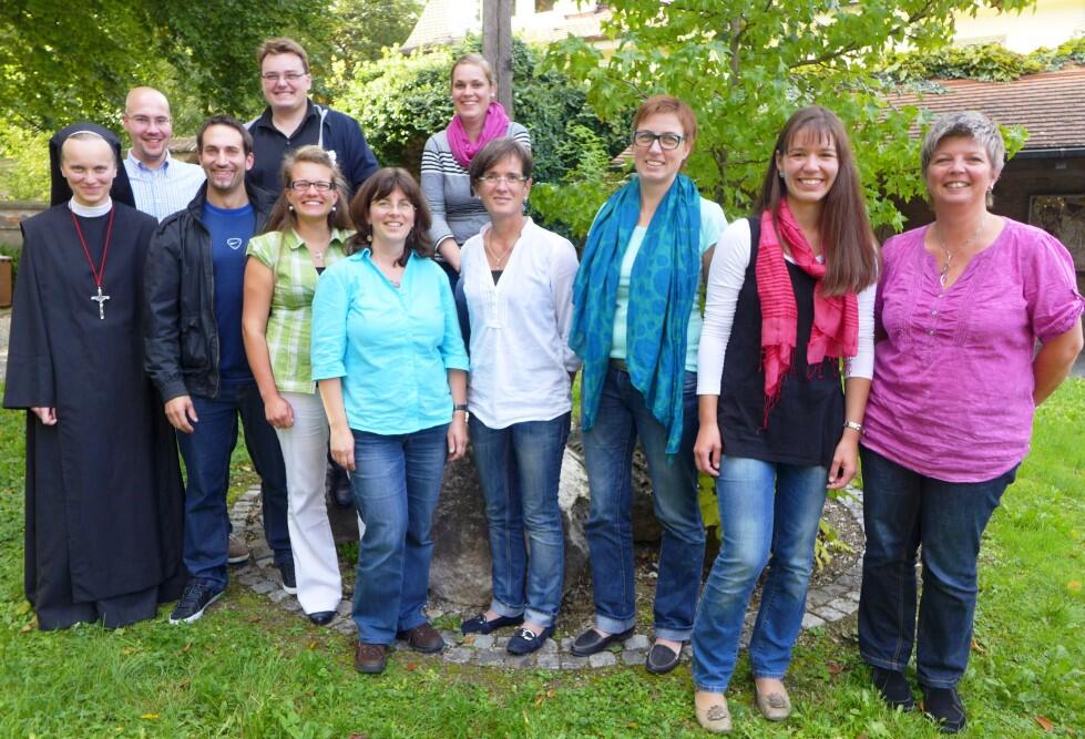 Vordere Reihe (v.l.) Sr. Jakuba Wasilewska (PG Weiler), Michael Rösch (PG Kaufbeuren), Maria Gobleder (PG Durach), Martina Schrott (Penzberg, Christkönig), Karin Braun (PG Rain), Karin Gröger (Kempten St. Lorenz), Anna Müller (PG Buchloe), Michaela Hilbring (PG Altenstadt); Hintere Reihe (v.l.) Florian Schmutz (PG Königsbrunn), Peter Frasch (PG Neuburg), Julia Spanier (PG Peißenberg). (Foto: Michael Rösch)