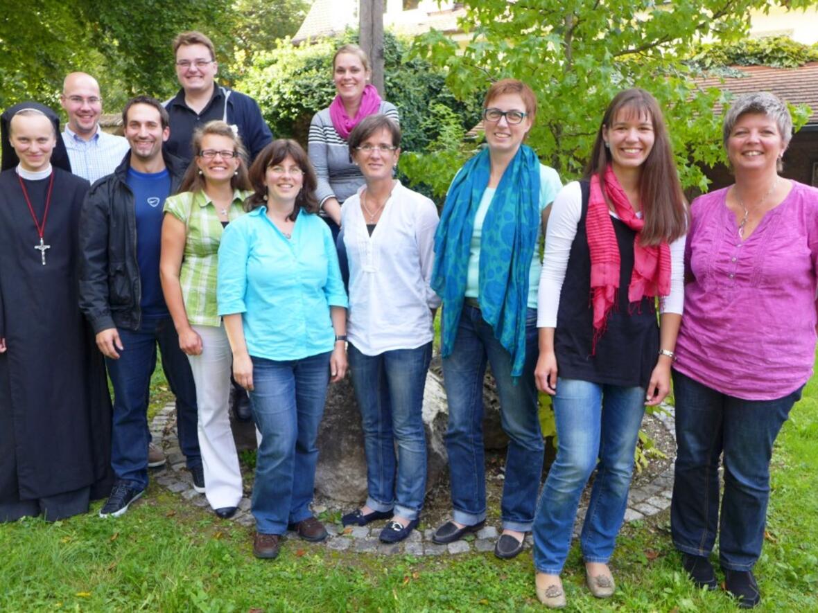 Vordere Reihe (v.l.) Sr. Jakuba Wasilewska (PG Weiler), Michael Rösch (PG Kaufbeuren), Maria Gobleder (PG Durach), Martina Schrott (Penzberg, Christkönig), Karin Braun (PG Rain), Karin Gröger (Kempten St. Lorenz), Anna Müller (PG Buchloe), Michaela Hilbring (PG Altenstadt); Hintere Reihe (v.l.) Florian Schmutz (PG Königsbrunn), Peter Frasch (PG Neuburg), Julia Spanier (PG Peißenberg). (Foto: Michael Rösch)