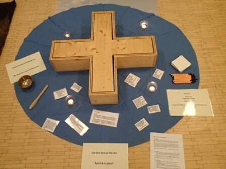 Raum der Stille - Holzkreuz 