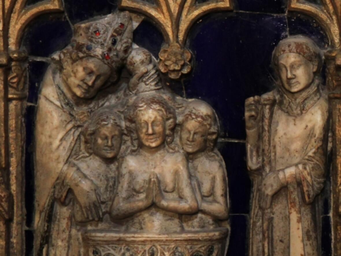 Bischof Narcissus tauft Afra. Abb. auf dem Steinsarkophag des hl. Narcissus © Andreas Düren