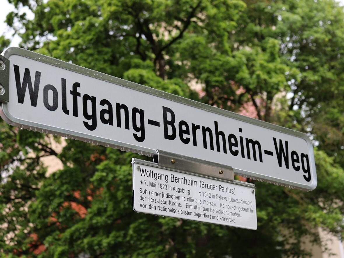 Seit Pfingsten 2021 ist der kleine Weg vor der St.-Michael-Kirche in Pfersee dem Augsburger Glaubenszeugen Wolfgang Bernheim gewidmet.