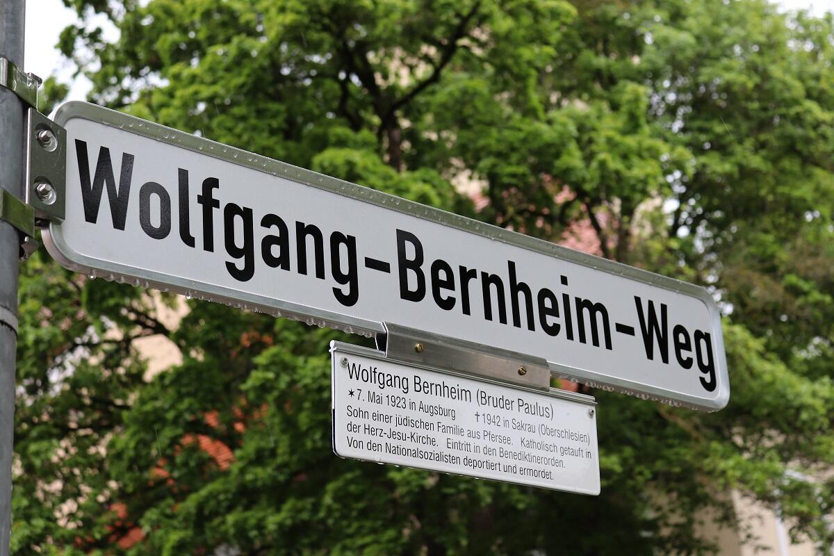 Seit Pfingsten 2021 ist der kleine Weg vor der St.-Michael-Kirche in Pfersee dem Augsburger Glaubenszeugen Wolfgang Bernheim gewidmet.