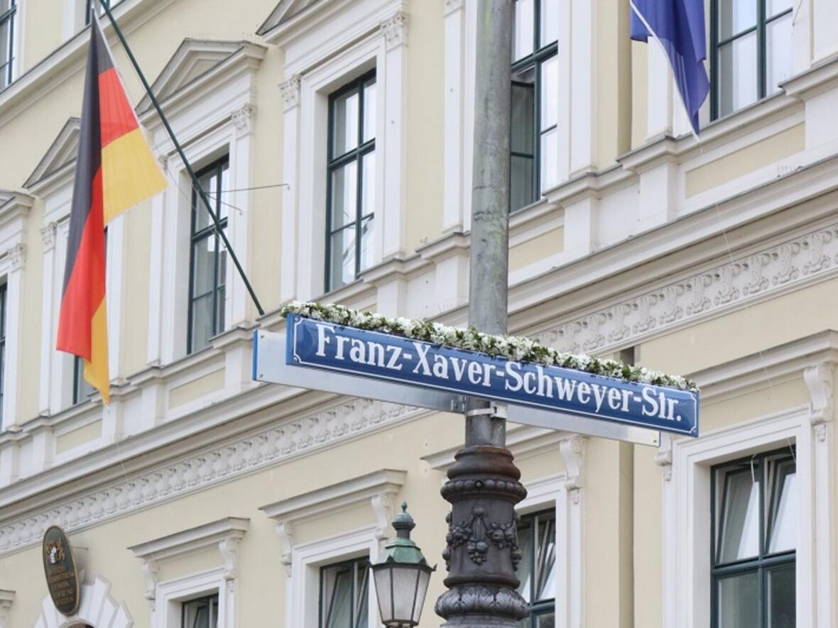 Die Franz-Xaver-Schweyer-Straße wurde am 21.09.2021in München eingeweiht.