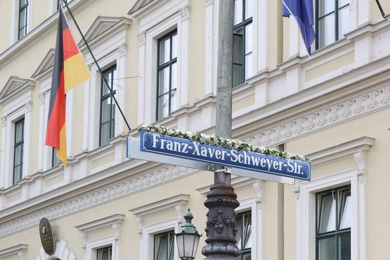 Die Franz-Xaver-Schweyer-Straße wurde am 21.09.2021in München eingeweiht.