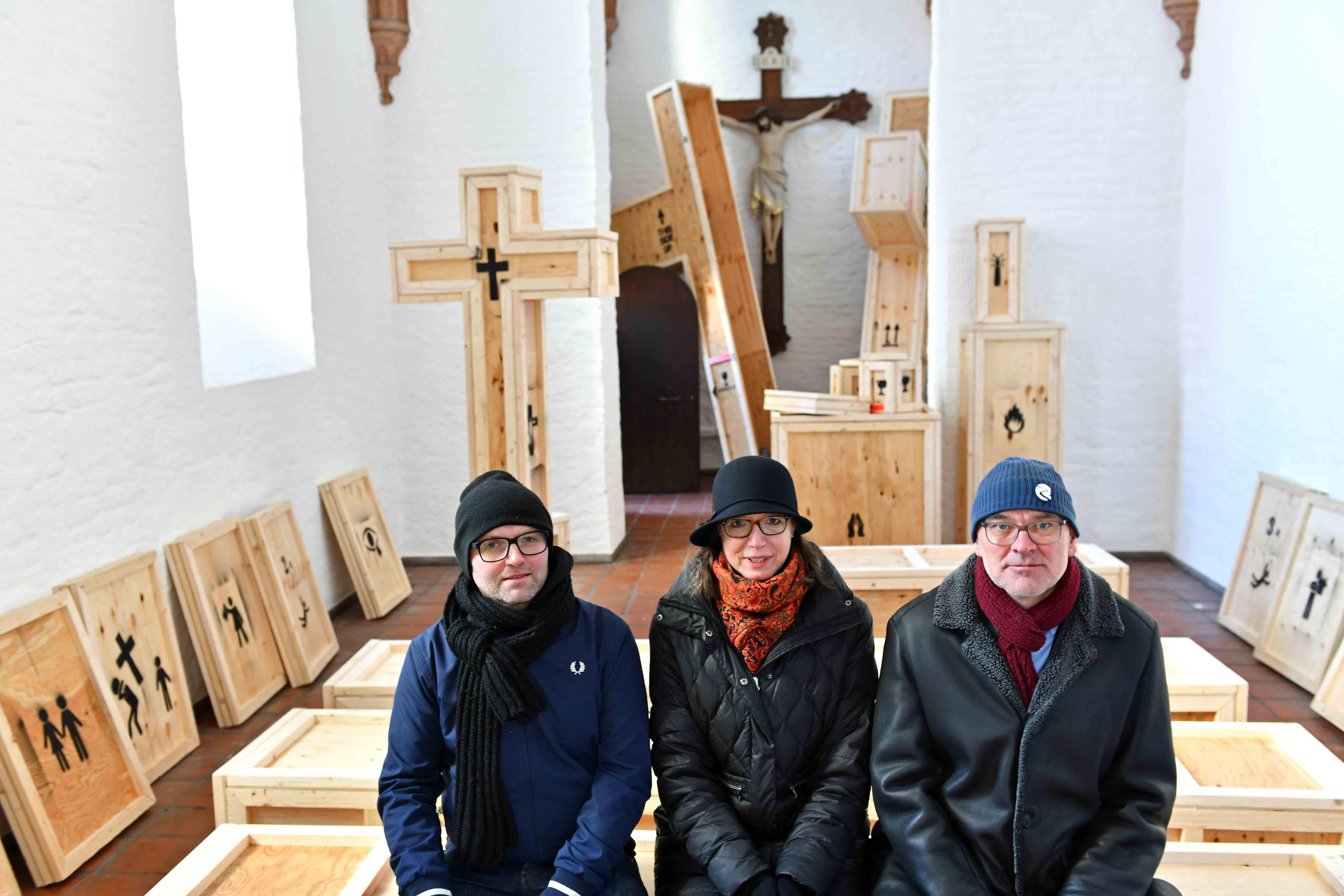 Rauminstallation in der St. Severinskapelle mit den Künstlern Torsten Mühlbach (l.), Bruno Wank (r.) und Kuratorin Doris Kettner. (Foto: Nicolas Schnall / pba)