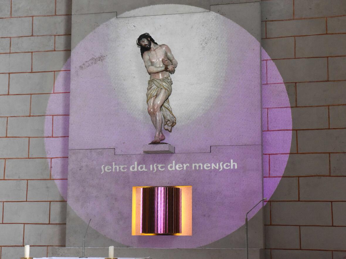 Lichtinstallation zur Ecce-Homo-Figur am Sakramentsaltar im Augsburger Dom. (Foto: Romana Kröling / pba)