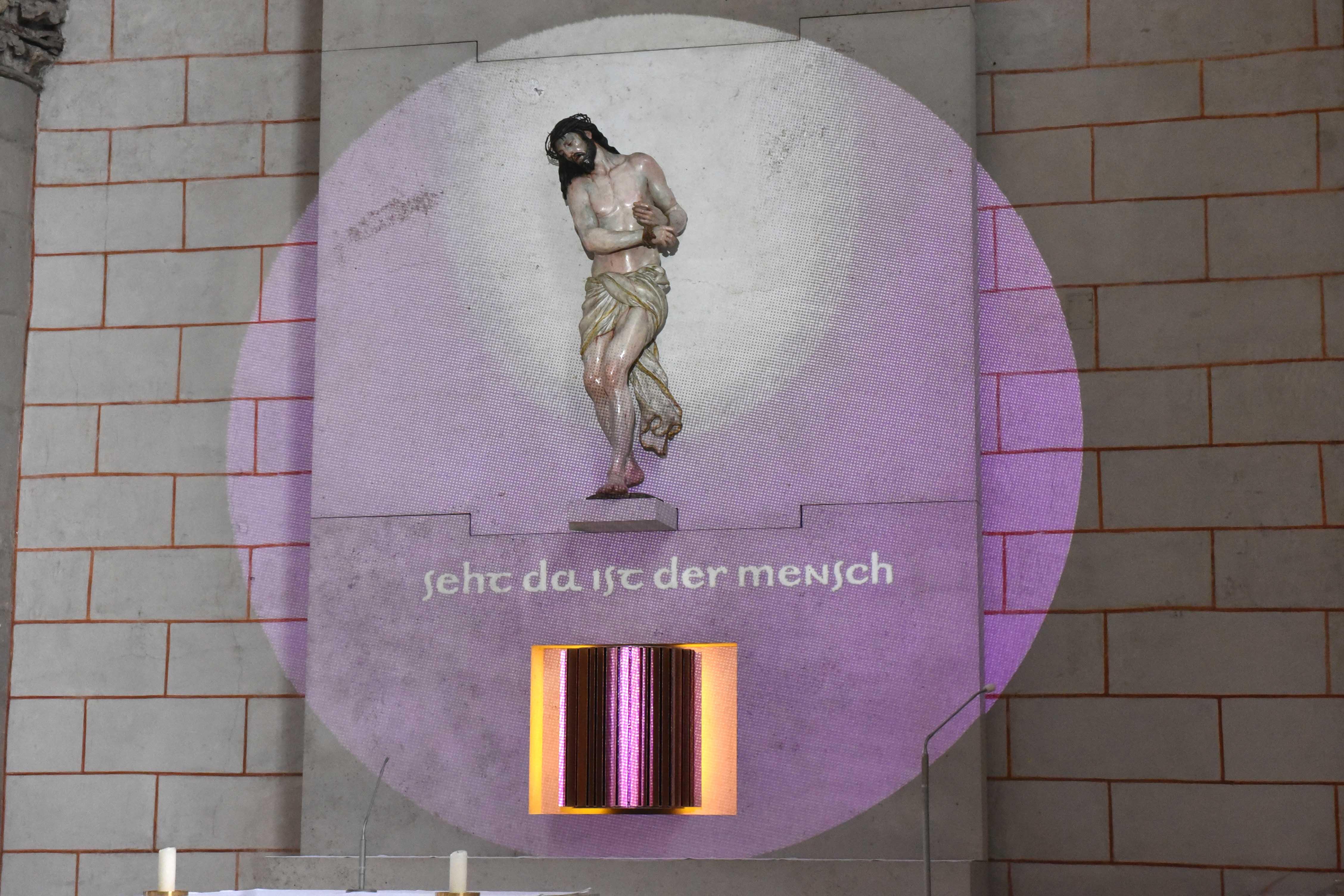 Lichtinstallation zur Ecce-Homo-Figur am Sakramentsaltar im Augsburger Dom. (Foto: Romana Kröling / pba)