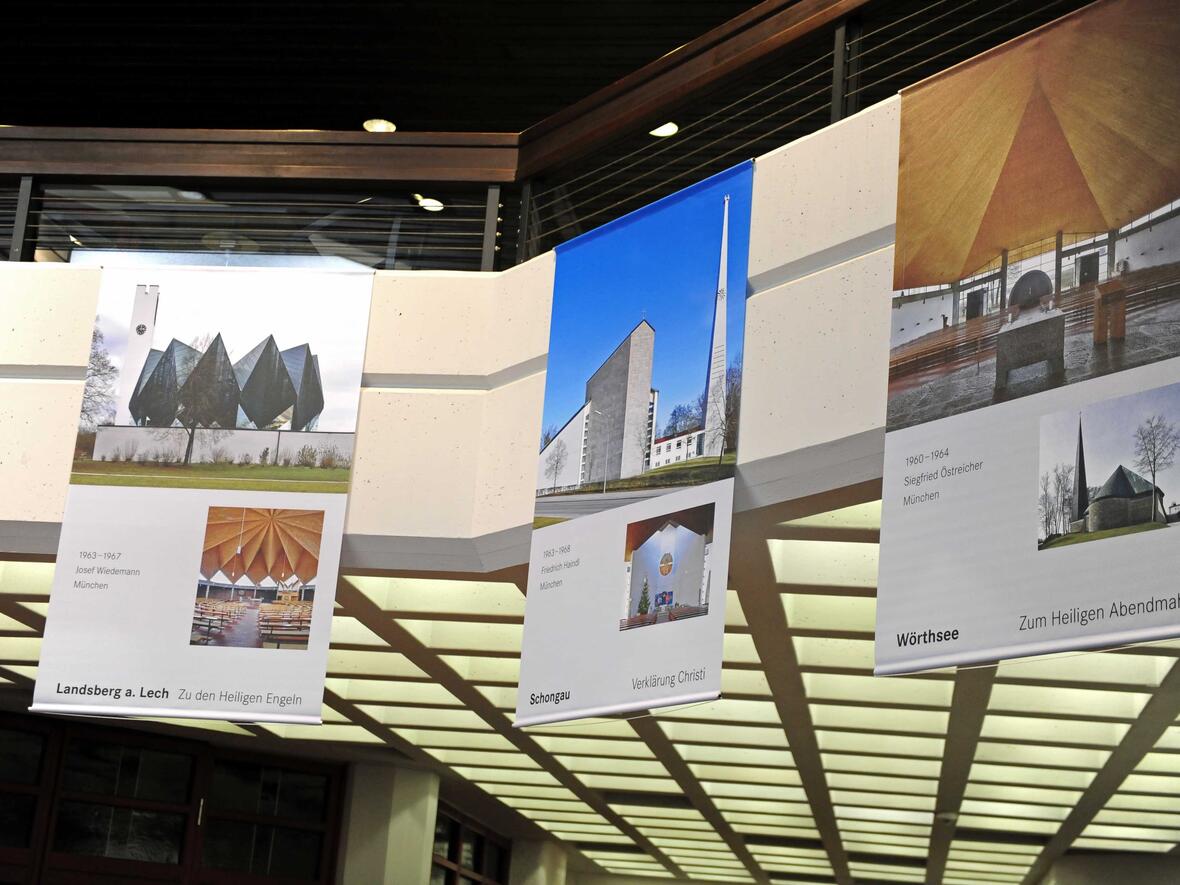 Bischof Konrad bei der Auflegung des Aschenkreuzes. (Foto: Nicolas Schnall / pba)