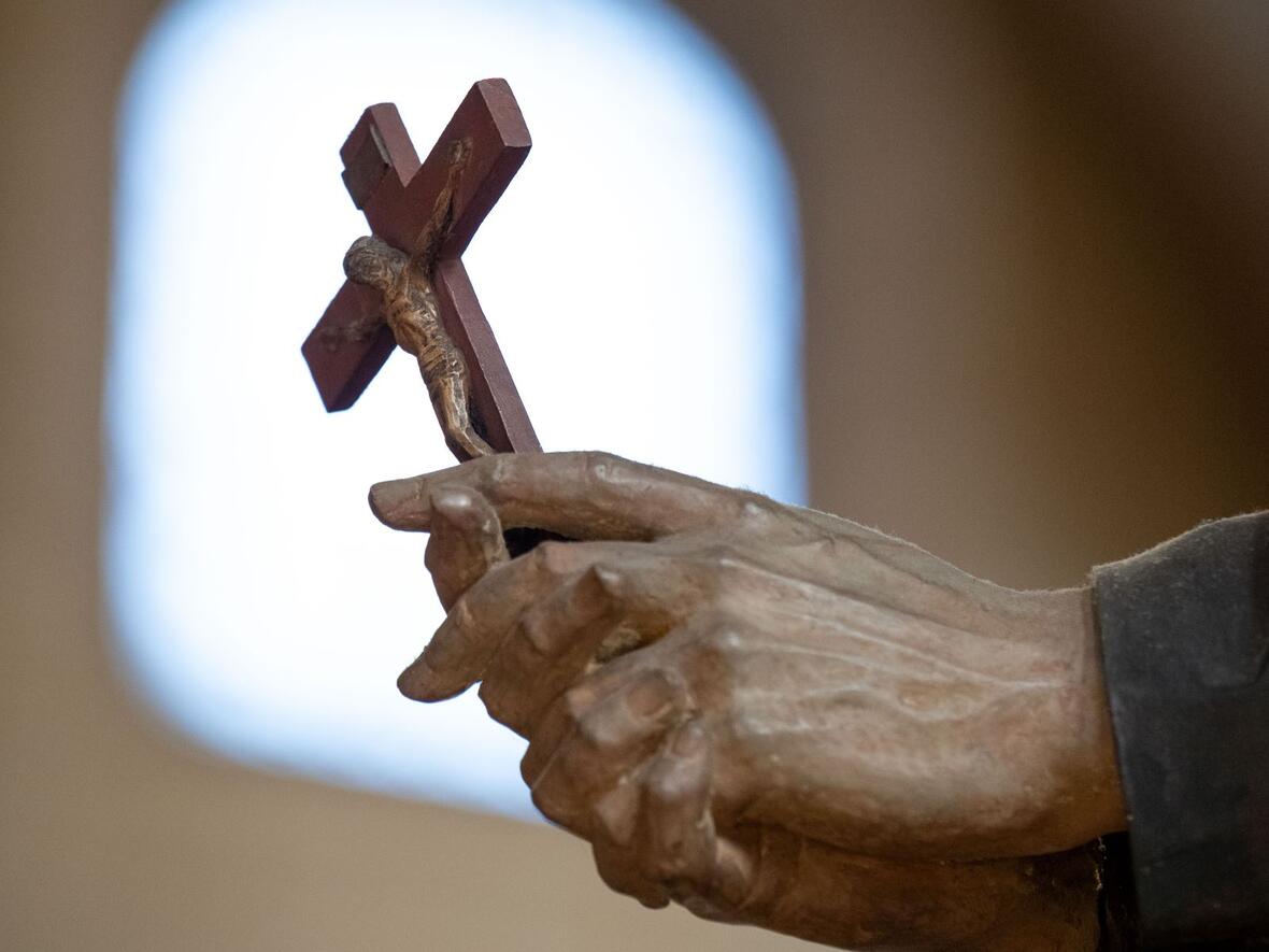 Das Kreuz als Symbol des Todes wie auch des Lebens: Figurdetail im Augsburger Dom (Fotos: Julian Schmidt / pba)