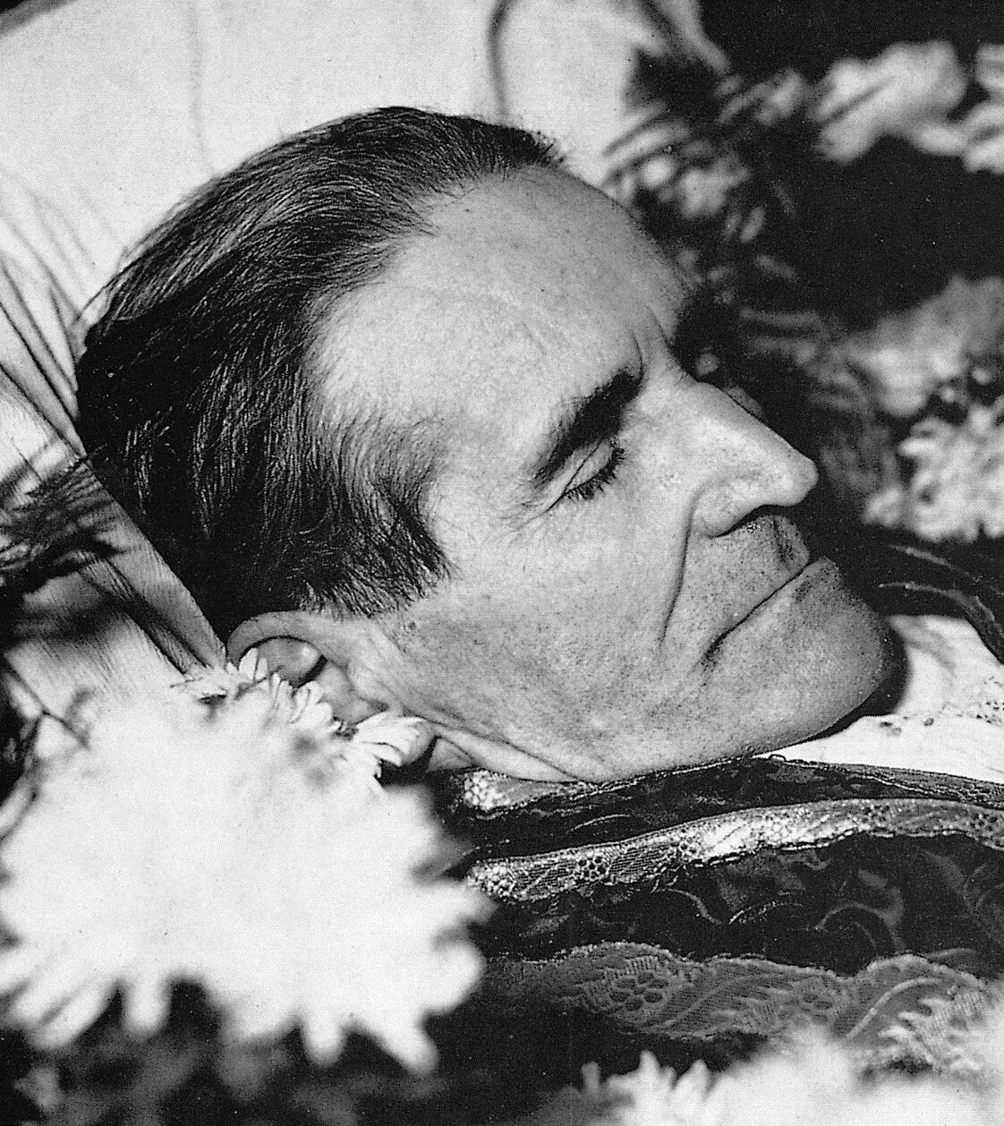 Der am 2. November 1945 aufgebahrte Pater Rupert Mayer, aus: Vera Schauber, Hanns M. Schindler, Bildlexikon der Heiligen, 1999. Mit freundlicher Genehmigung der Autoren