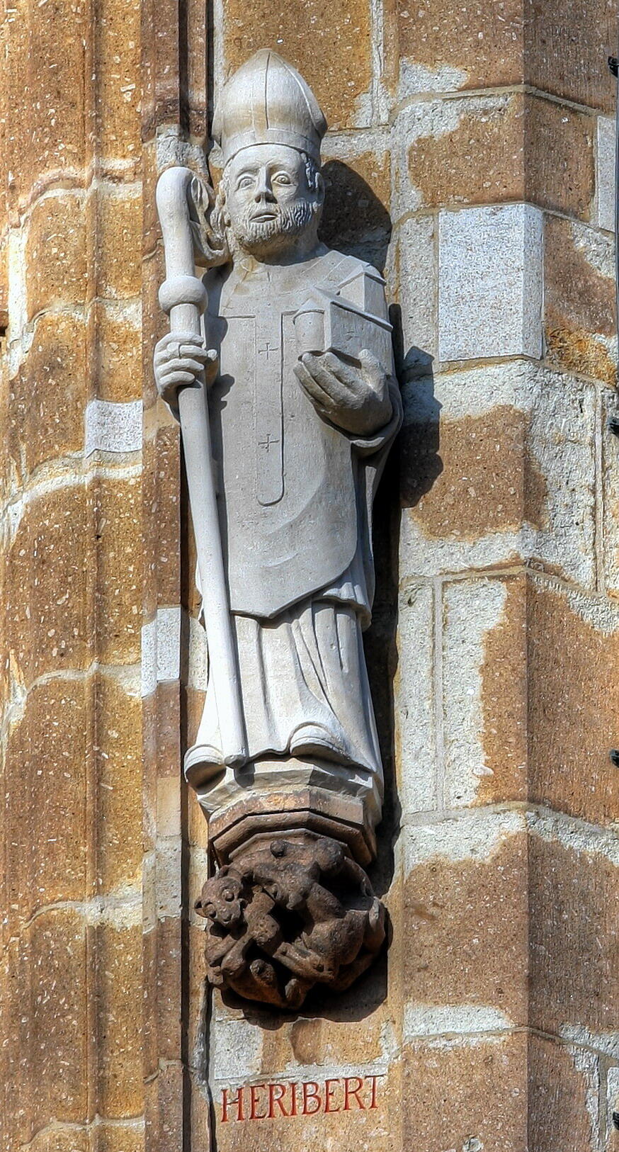 Statue am Kölner Rathausturm von Friedrich Lindenthal und Herbert Rausch (Konsole: Zwei Hunde streiten um einen Knochen), 1990. Foto: Raimond Spekking (CC BY 3.0)