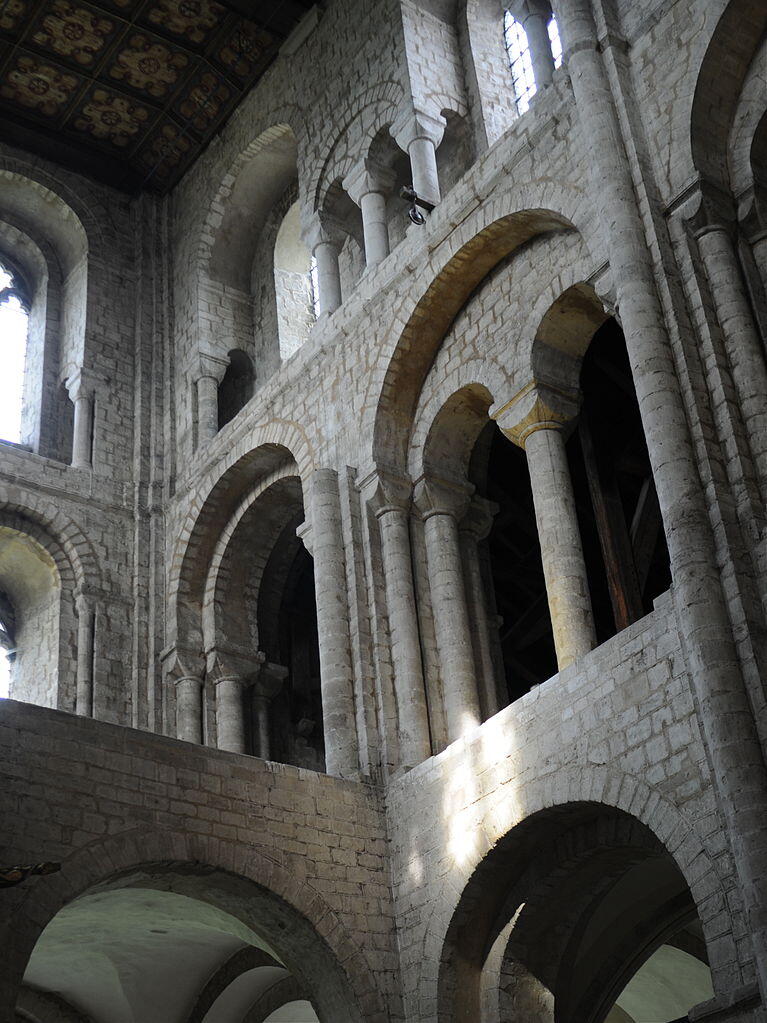 Romanische Architektur in der Kathedrale von Winchester. Foto: Akoliasnikoff (CC BY-SA 3.0)
