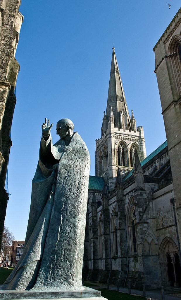 Skulptur von Philip Jackson vor der Kathedrale von Chichester, 2000. Foto: Phillip Capper (CC BY 2.0) 