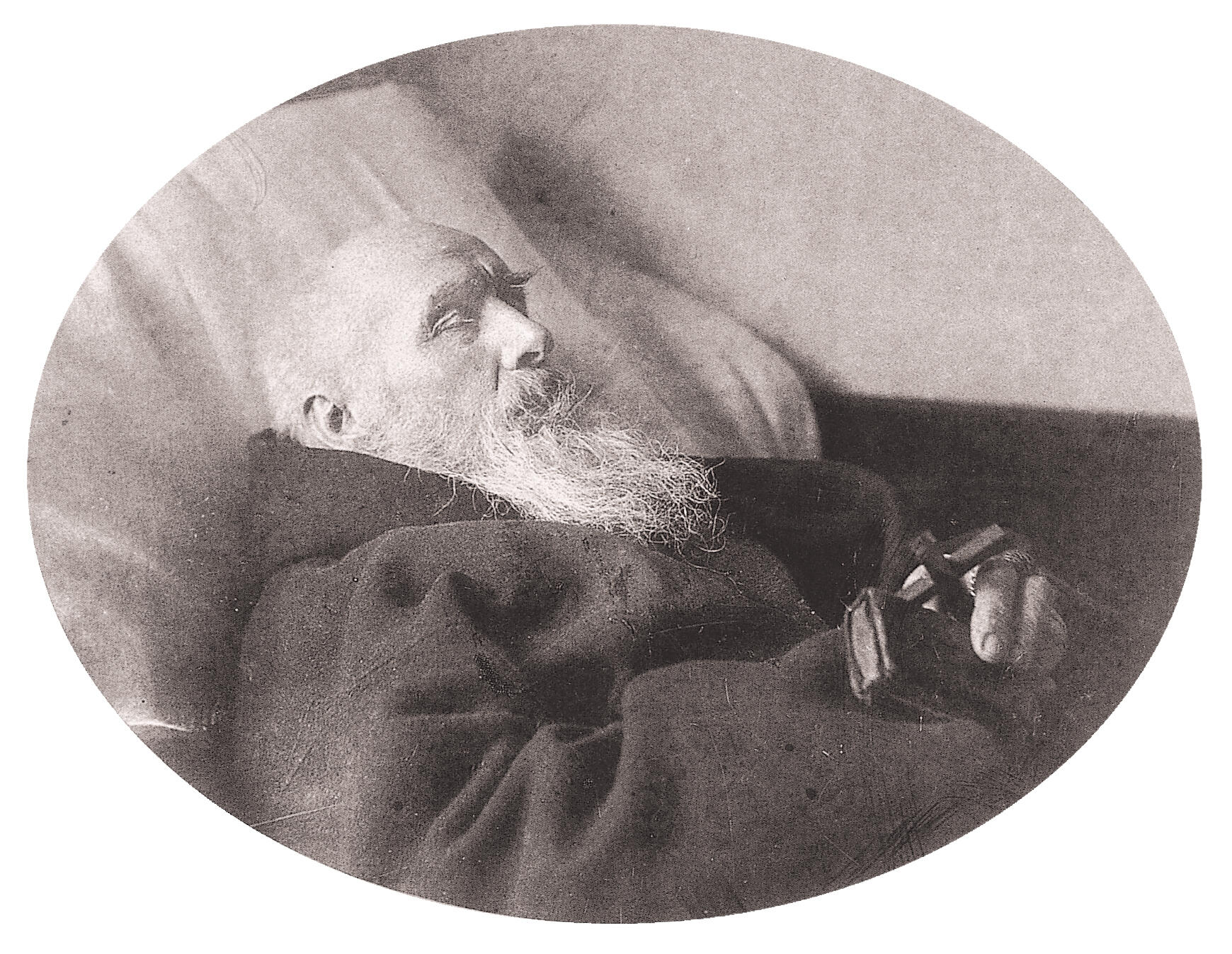Konrad von Parzham auf dem Sterbebett – das einzige von ihm existierende Foto, aus: Vera Schauber, Hanns M. Schindler, Bildlexikon der Heiligen, 1999. Mit freundlicher Genehmigung der Autoren