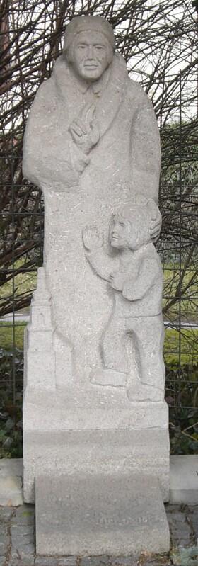 Statue vor der Pfarrkirche Mariä Himmelfahrt, Oberschneiding. Foto: 80m796 (CC BY-SA 3.0)