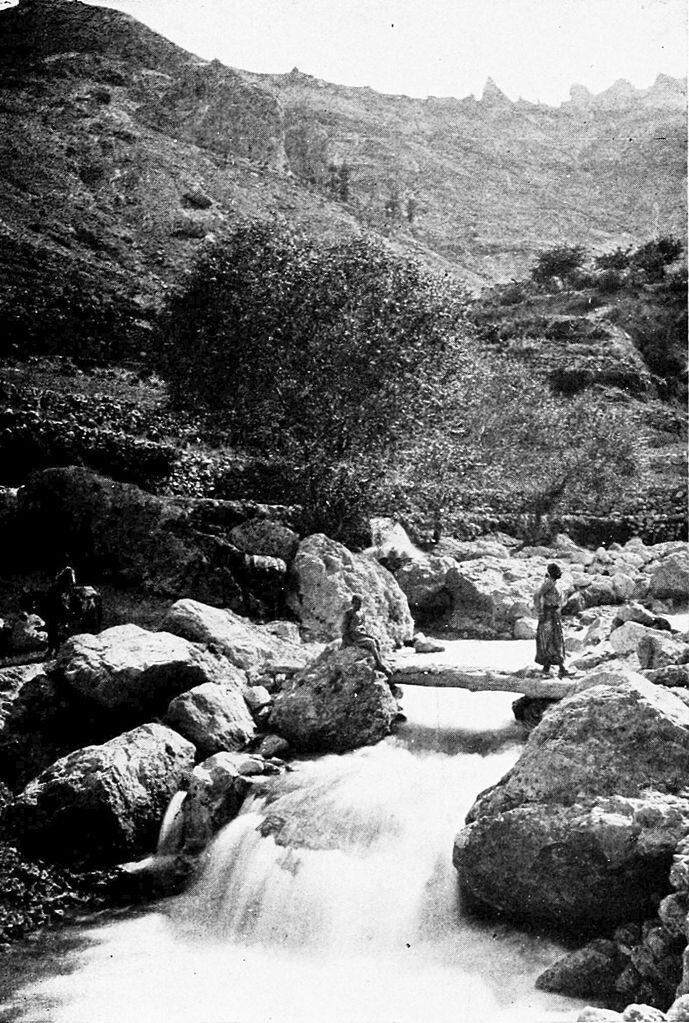 Quelle des Flusses Qadisha unterhalb der „Gotteszedern“ der Libanonebene, Foto von 1914