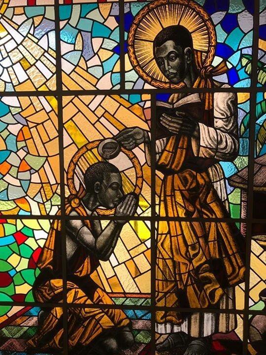 Karl Lwanga tauft Kizito. Kirchenfenster in der Munyonyo Martyrs Shrine Church (Kampala). Foto: Wulman83 (CC BY-SA 4.0)