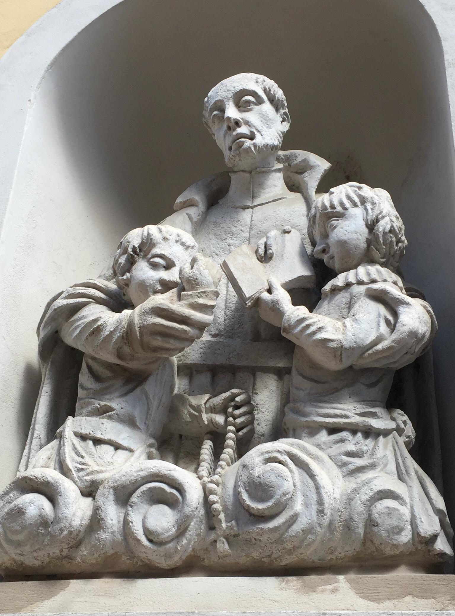 Denkmal an der Piaristenkirche St. Thekla, Wien-Wieden