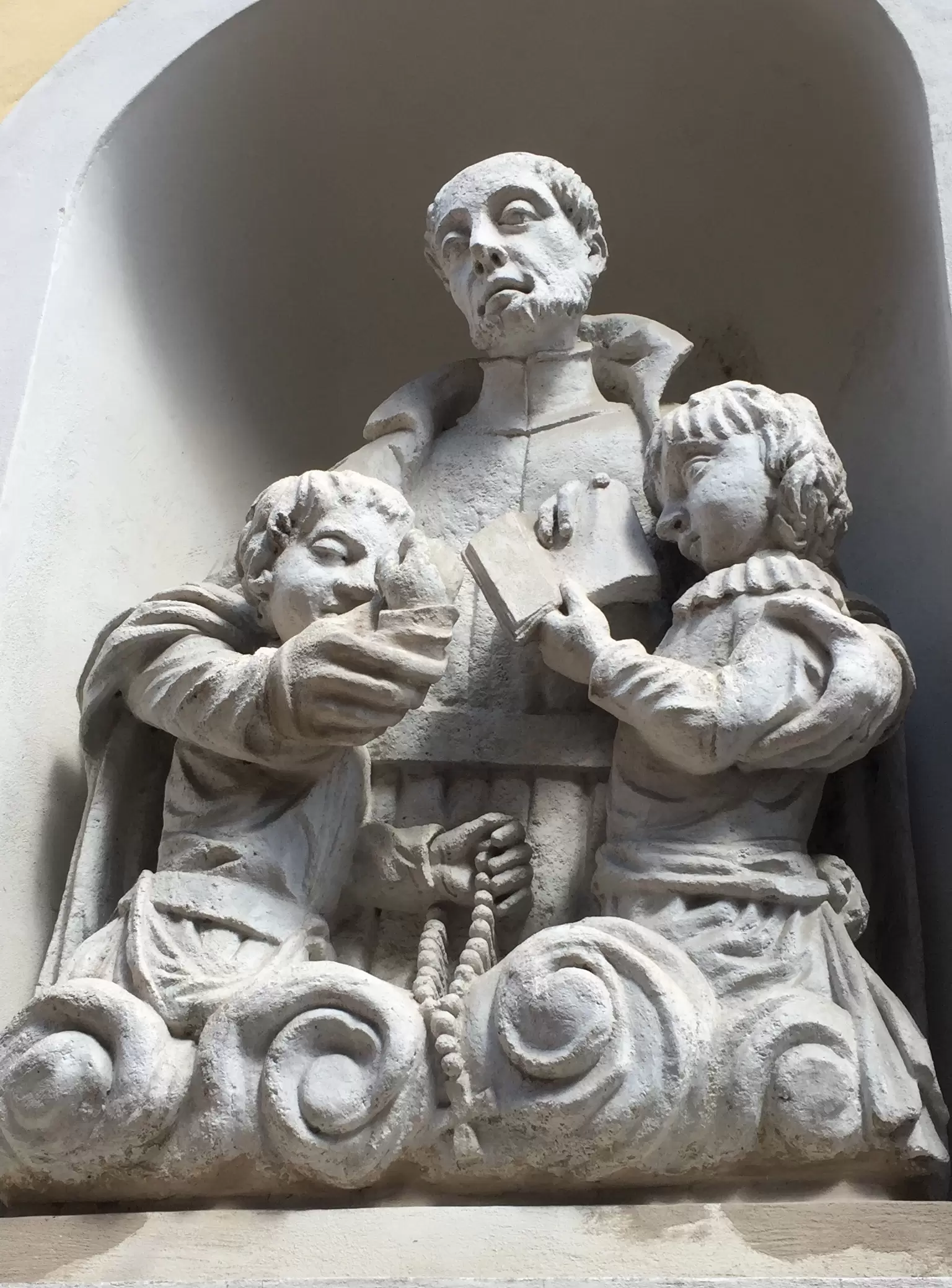 Denkmal an der Piaristenkirche St. Thekla, Wien-Wieden