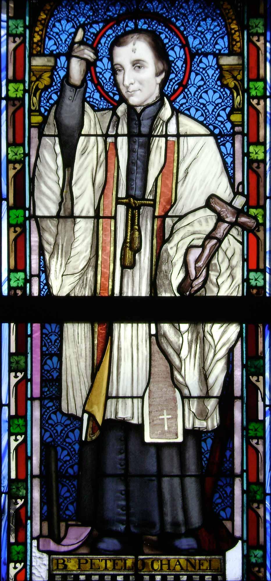 „Pierre Chanel – Petelō Saineha“ auf einem Bleiglasfenster der St. Michaelskirche von Lapaha, Tonga. Foto: Tau’olunga (CC BY-SA 3.0)