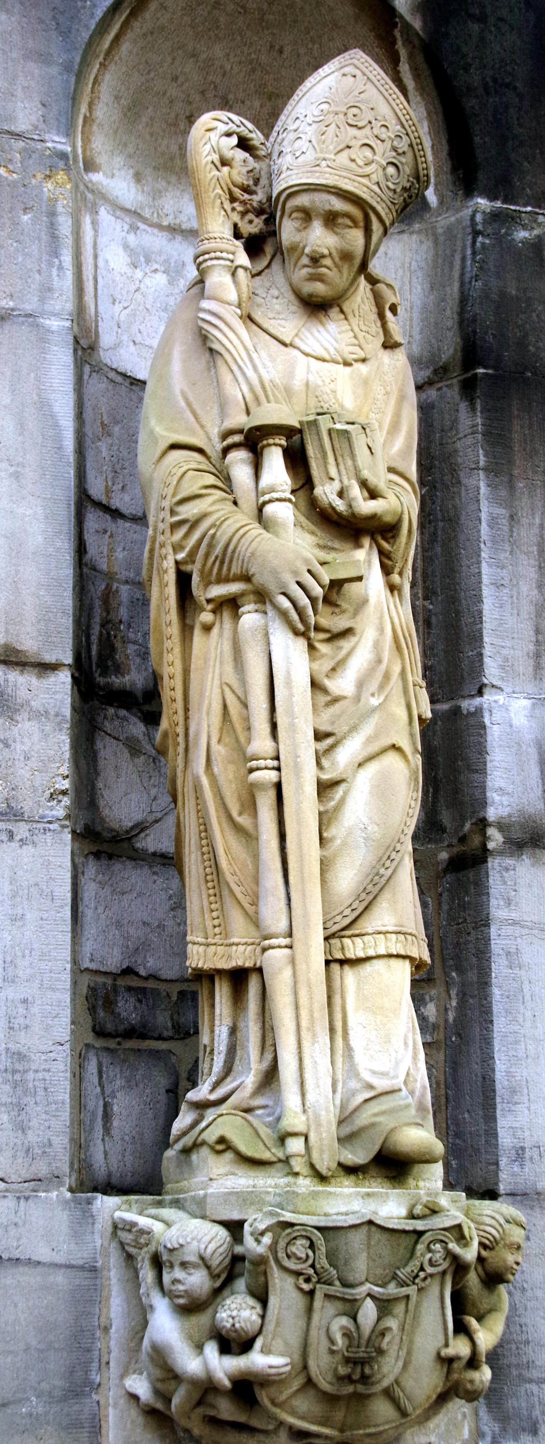 Barocke Cyprianusskulptur am Südportal des Aachener Kornelimünsters. Foto: Thomas Hummel (CC BY-SA 4.0)