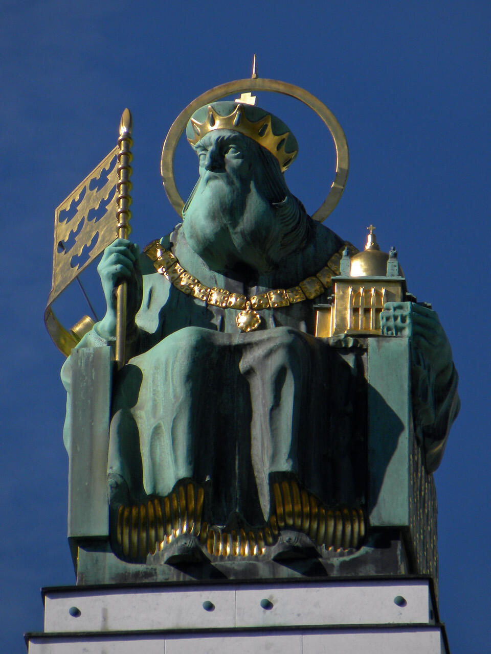 Figur von Richard Luksch über dem Eingang der Wiener Steinhof-Kirche zum heiligen Leopold (1906/07). Foto: Haeferl (CC BY-SA 3.0 AT)