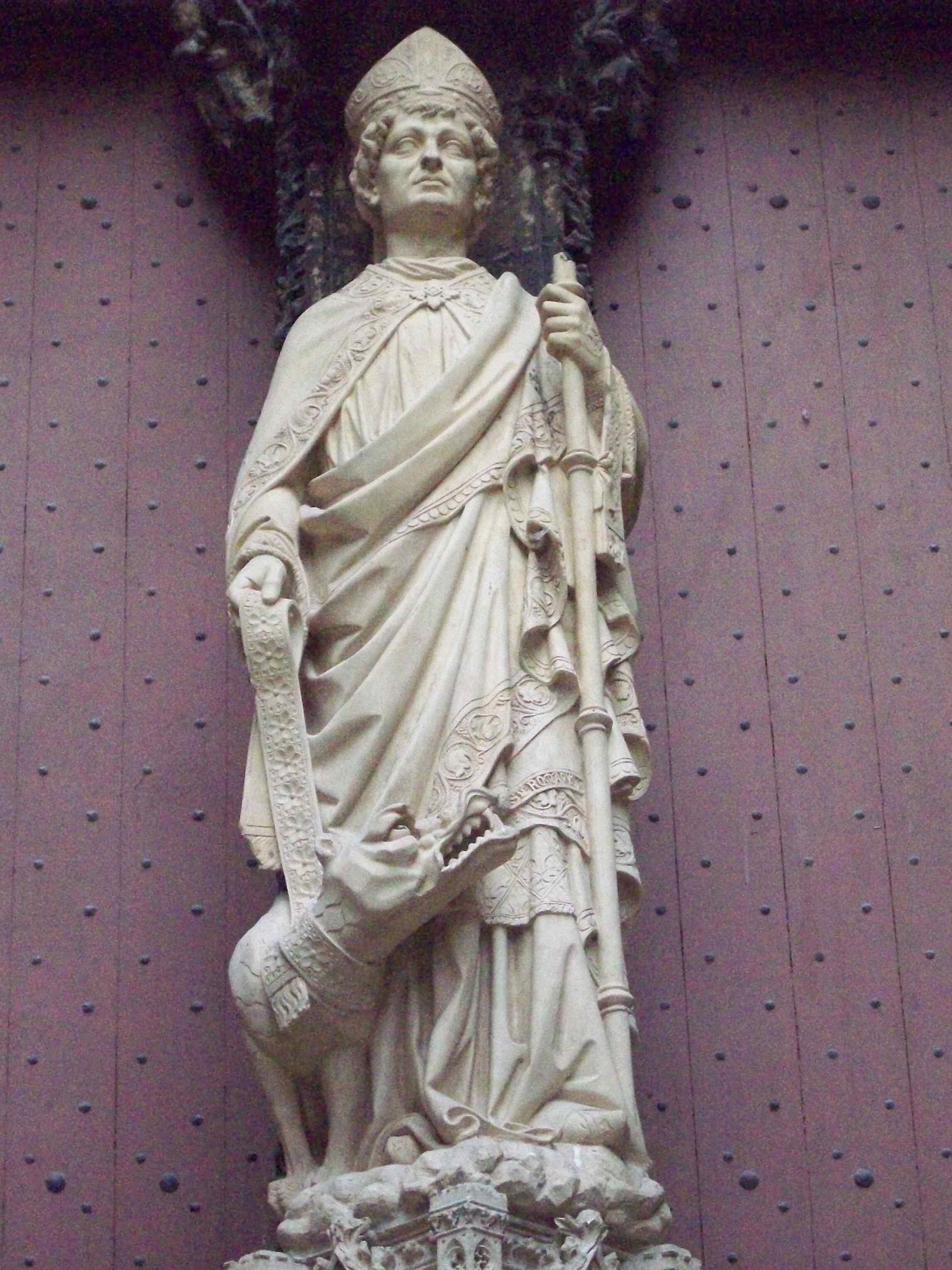 Statue über dem Buchhändlerportal der Kathedrale von Rouen. Foto: Giogo (CC BY-SA 3.0)