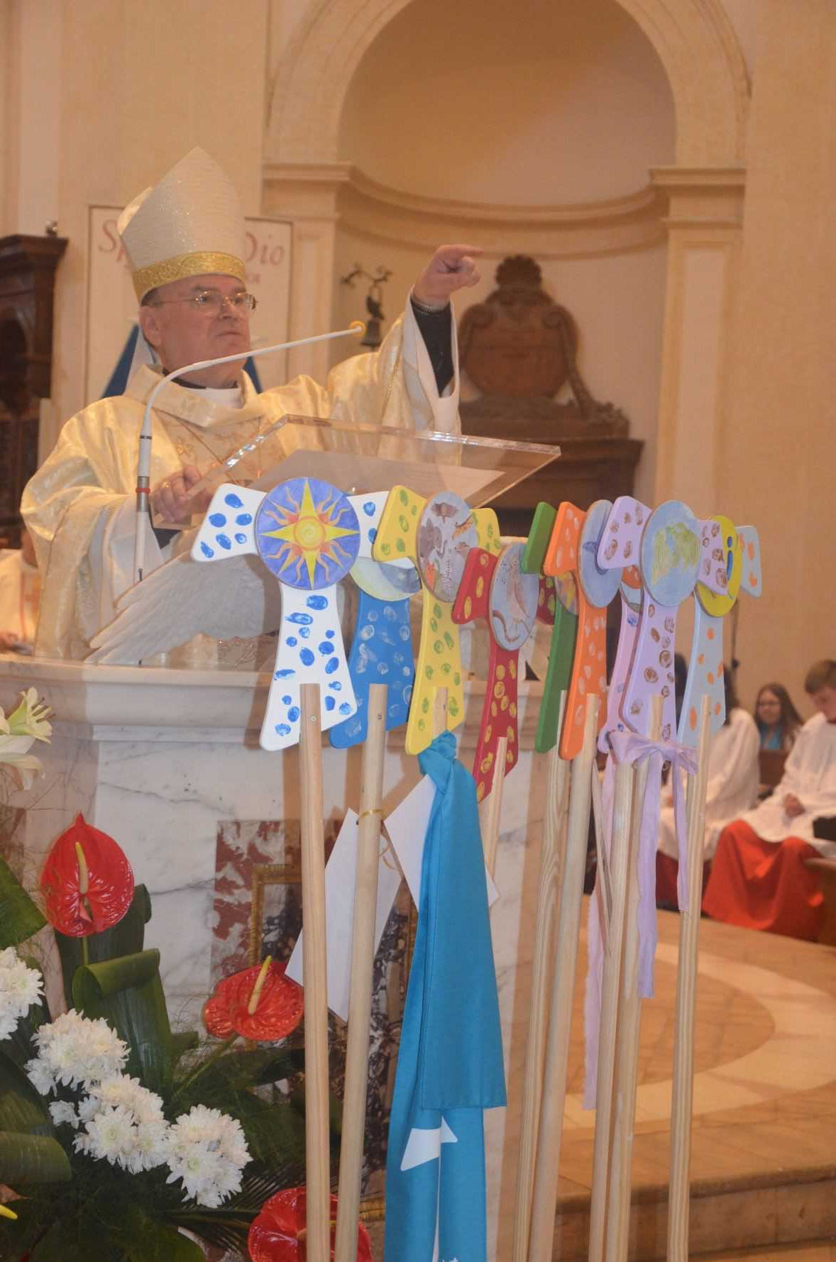 Bischof Bertram Meier freut sich über die große Teilnehmerzahl und sieht in Franziskus ein echtes Vorbild auch für heutige Christen.