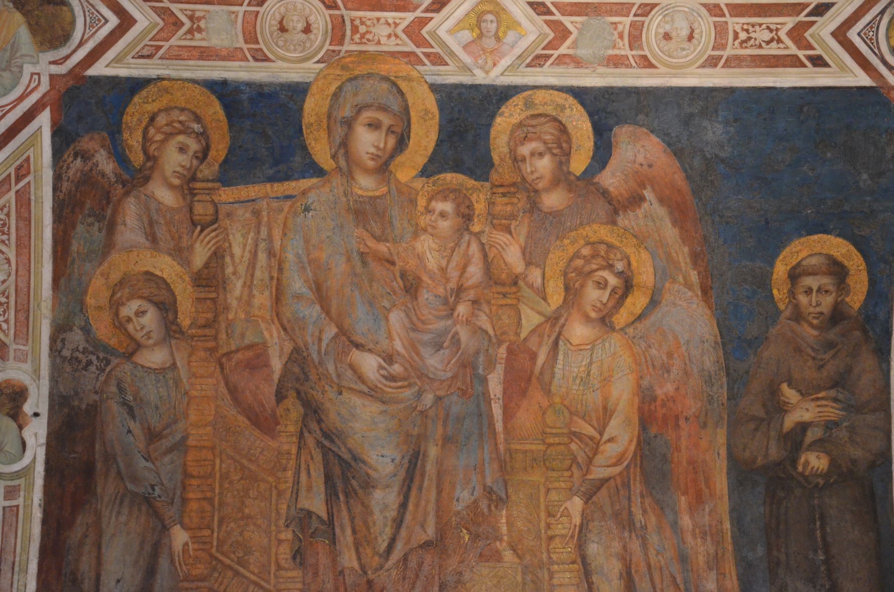 Die älteste und vermutlich realistischste Darstellung des heiligen Franziskus neben der Gottesmutter Maria, dem Jesuskind und Engeln. Sie stammt von Giottos Lehrer Cimabue und ist noch ganz der historischen Malerei verpflichtet.