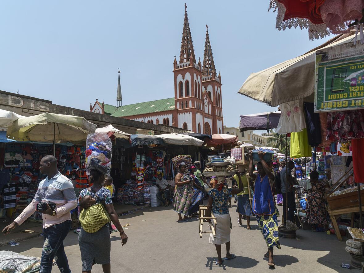 marktszene-in-der-togolesischen-hauptstadt-lome-mit-der-herz-jesu-kathedrale-im-hintergrund-symbolfoto-wikimedia-commons4020444