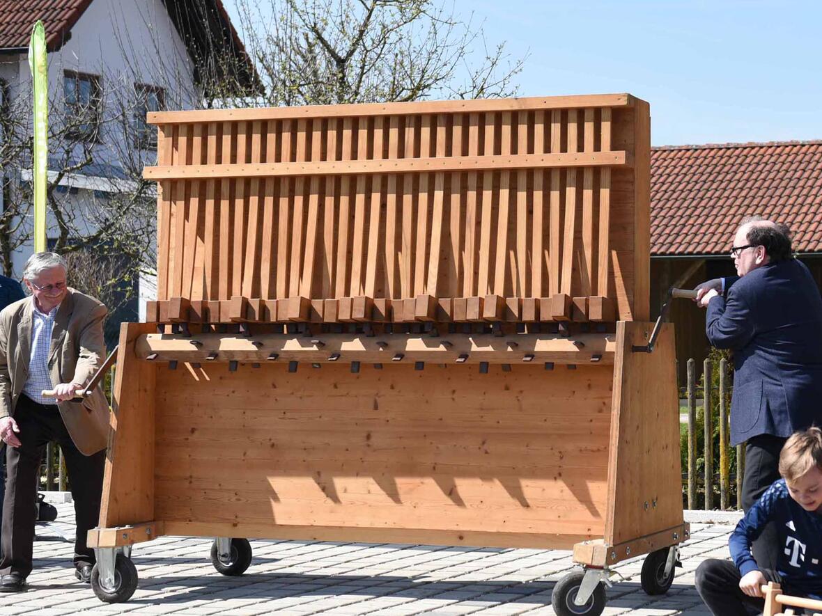 Der damalige Domdekan und heutige Bischof Dr. Bertram Meier (r.) bei der Eröffnung der diözesanen Rätschaktion 2019 in Rammingen (Archivfoto: Maria Steber / pba)