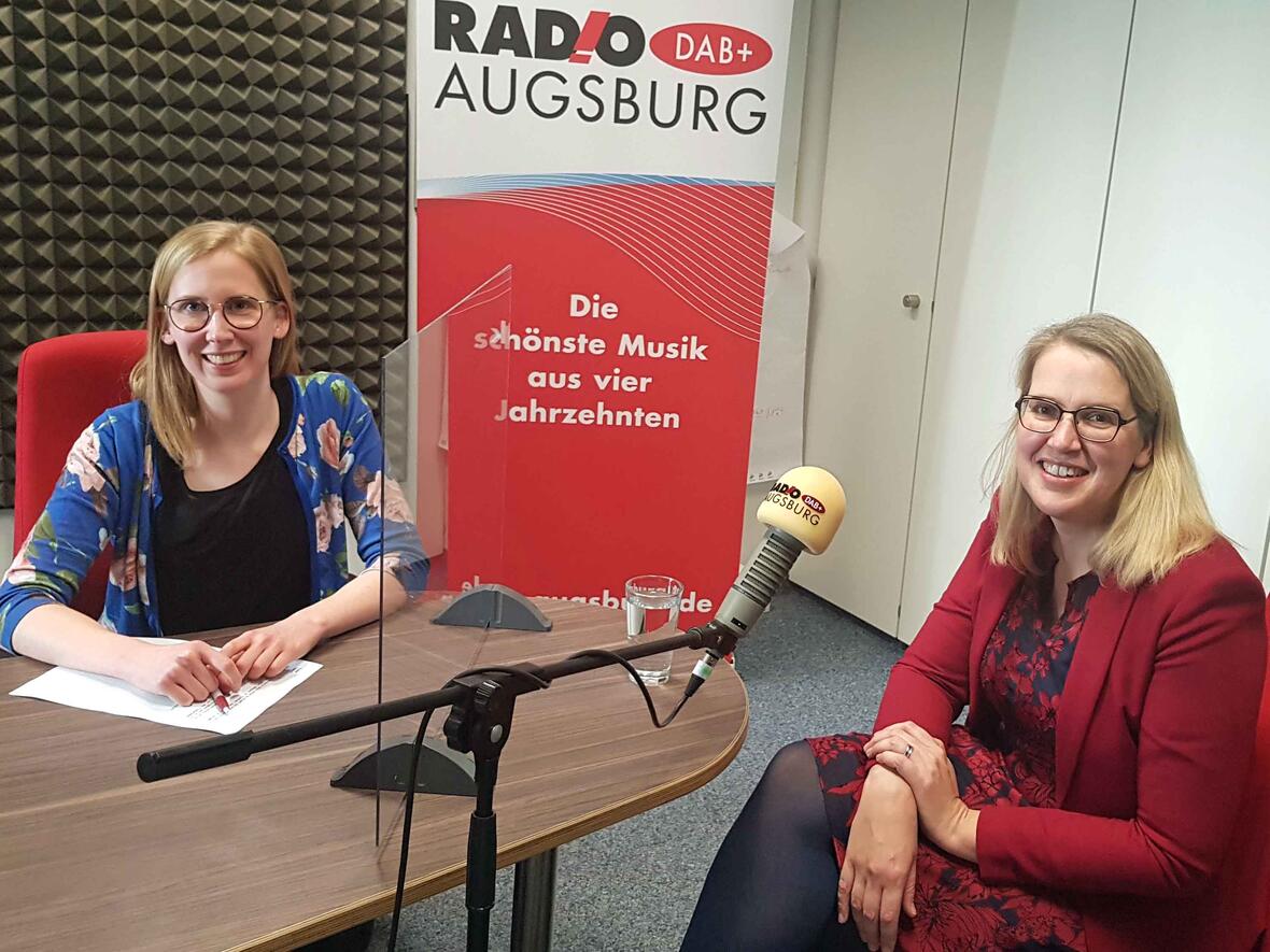 Moderatorin Katharina van der Beek im Gespräch mit Moraltheologin Kerstin Schlögl-Flierl. (Foto: RADIO AUGSBURG)