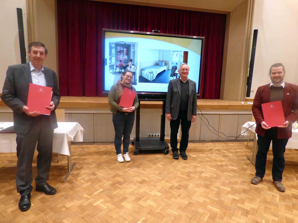 Erstmals in den Stiftungsrat der Kolping-Stiftung Augsburg berufen: Roland Kober, Katharina Heckl und Michael Säckl. Kolping-Diözesanpräses Wolfgang Kretschmer händigte die Dekrete aus. (Foto: Kolping Augsburg)