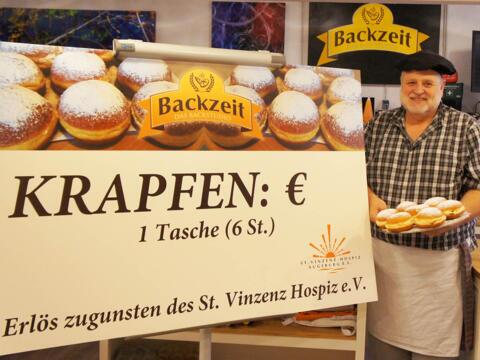 Backen für den guten Zweck: Lothar Rother ist auch ehrenamtlicher Helfer im Hospiz. (Foto: St. Vinzenz-Hospiz)