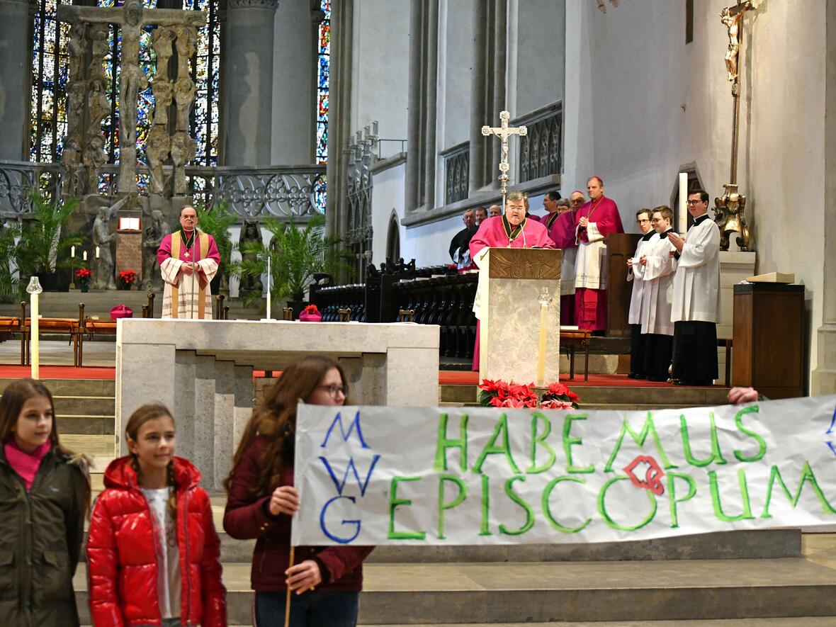 01-bekanntgabe-neuer-bischof-von-augsburg_habemus-episcopum-foto-nicolas-schnall_pba3656300