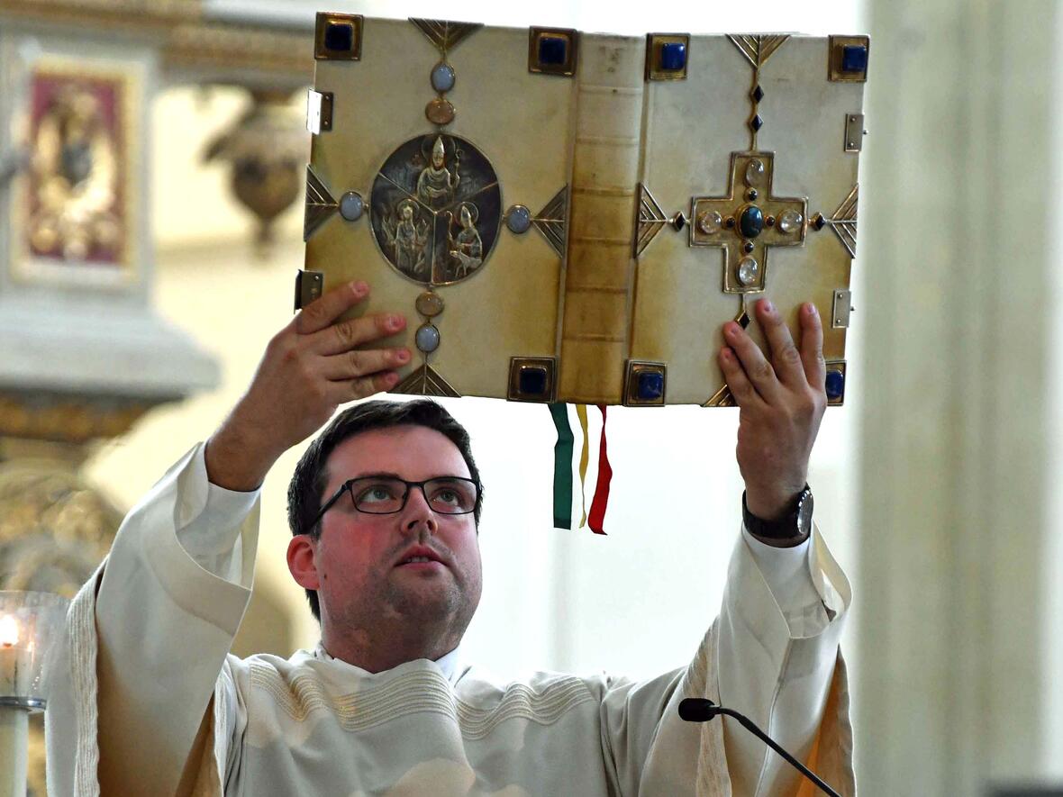 Ein Diakon beim Verkünden des Wortes Gottes. (Archivfoto: Nicolas Schnall / pba)