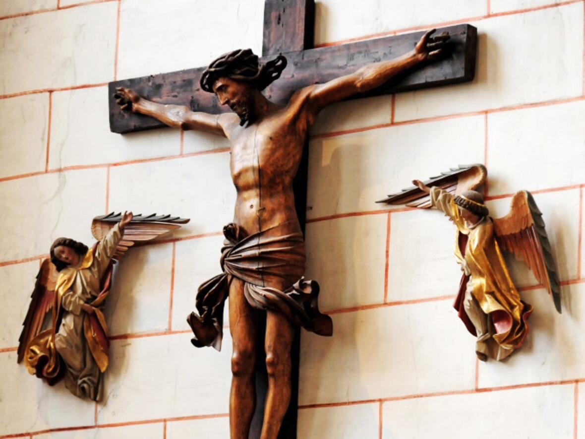 kruzifix-im-hohen-dom-zu-augsburg-foto-nicolas-schnall-pba3983233