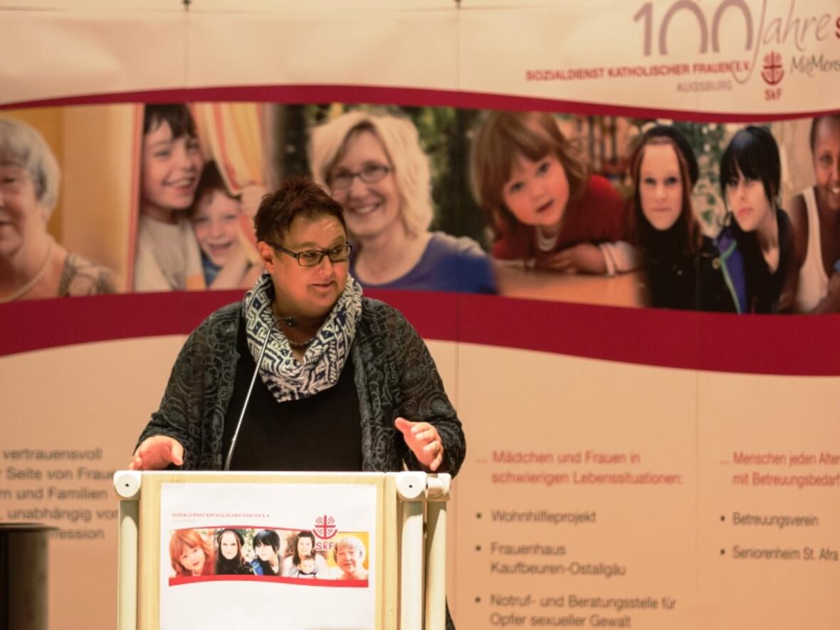 SkF-Geschäftsführerin Martina Kobriger schilderte die aktuellen Entwicklungen des Verbands. (Foto: SkF Augsburg e.V.)
