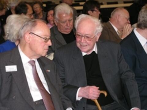 Frühere Diözesanratsmitglieder und alte Universitätskollegen im Gespräch: Prof. Dr. Anton Rauscher (rechts) und Prof. Dr. Franz Knöpfle († 2013) beim Festakt "40 Jahre Pfarrgemeinderäte" im April 2010. (Foto: Diözesanrat)