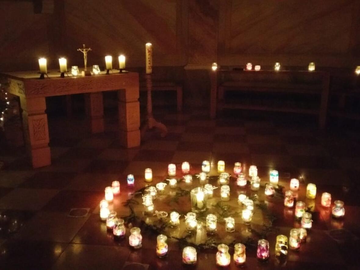 advent-der-lichter-in-der-kalverienbergkapelle-im-dekanat-marktoberdorf-foto-klb3953914