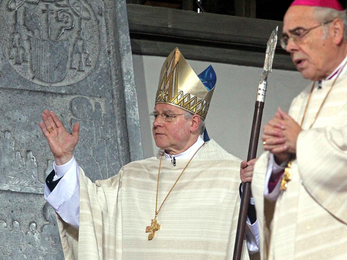 Bischof Konrad neben Weihbischof Josef Grünwald, der die Diözese in der Zeit der Sedisvakanz als Diözesanadministrator leitete. 