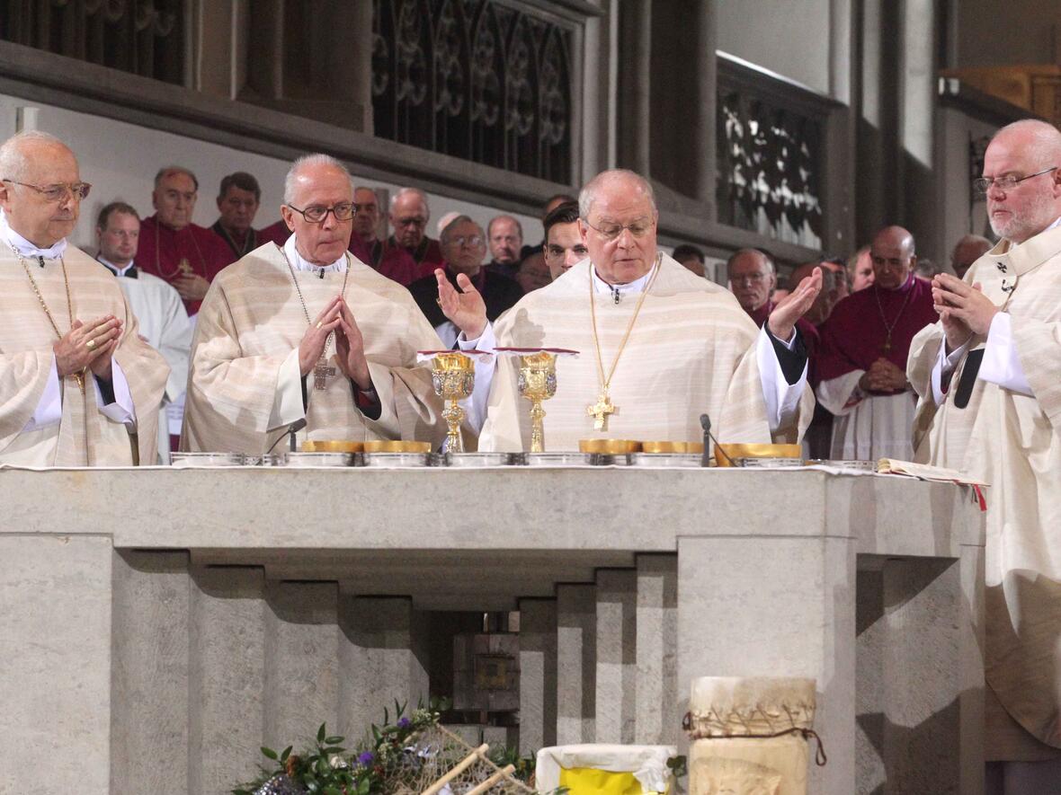 Bischof Konrad beim Pontifikalamt anlässlich seiner Amtseinführung zusammen mit Erzbischof Zollitsch, Nuntius Périsset und Erzbischof Marx am Altar.