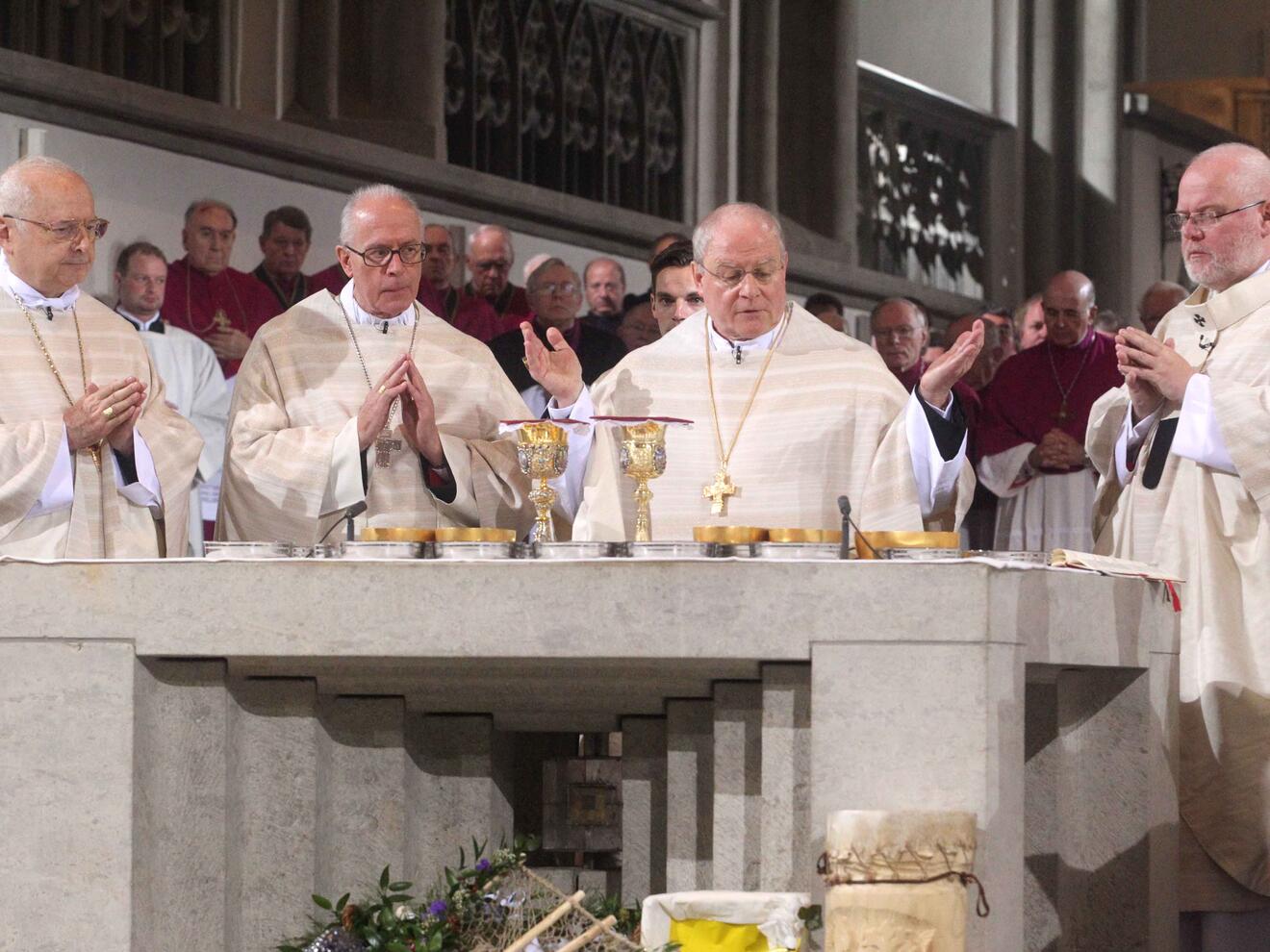 Bischof Konrad beim Pontifikalamt anlässlich seiner Amtseinführung zusammen mit Erzbischof Zollitsch, Nuntius Périsset und Erzbischof Marx am Altar.