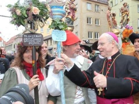 Bischof Dr. Konrad Zdarsa wird von zahlreichen kirchlichen Gruppen unter dem Motto "Volk Gottes unterwegs" zum Fest der Begegnung begleitet.