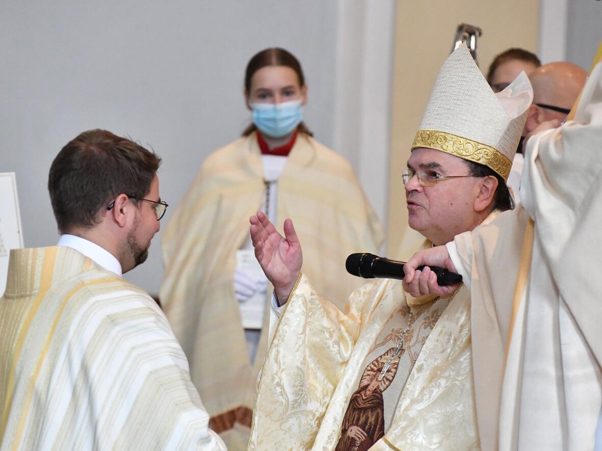 fr. Marcus empfing das Evangelium aus den Händen von Bischof Bertram (Foto: Julian Schmidt / pba)